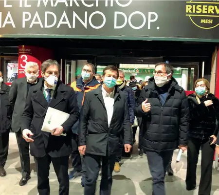  ??  ?? In aeroporto Domenico Arcuri con Giorgio Gori e il ministro Francesco Boccia