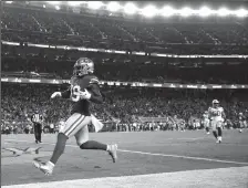  ?? EZRA SHAW/GETTY IMAGES/TNS ?? Deebo Samuel of the 49ers runs in for a touchdown against the Packers at on Nov. 24, 2019 in Santa Clara.