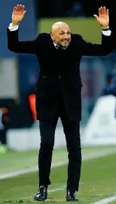  ??  ?? Nessuna resa Luciano Spalletti alza le braccia ma non ha nessuna intenzione di arrendersi: dopo Genova, la sua Roma vince anche a Udine (Reuters)