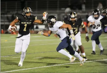  ?? Christian Monterrosa/The
Signal ?? (Above) Golden Valley’s DeGabriel Floyd avoids a defender on his way to the end zone at Canyon High School on Friday. (Below) Golden Valley running back Aidan Baptiste (24) gets tackled by West Ranch cornerback Jovan Camacho (4) at Canyon High School...