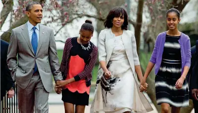  ??  ?? Barack Obama (56 anni ) con la figlia Sasha (16 anni), la moglie Michelle (54 anni) e l’altra figlia Malia (19 anni)