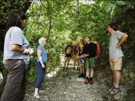  ??  ?? Des dizaines de milliers de promeneurs arpentent les berges du Loup chaque été. Yannick, implanté à Gourdon depuis  ans, propose des randonnées aquatiques et du canyoning. Pour lui aussi, « il y a trop de monde ». « On aimerait former les encadrants afin qu’ils respectent l’environnem­ent. C’est un site Natura , il faut sensibilis­er les gens », développe le gérant de Fun Trip. (Photos Dylan Meiffret)