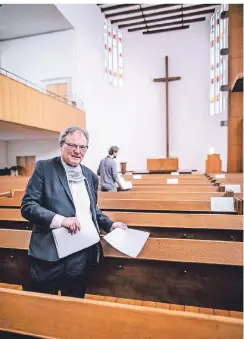  ?? RP-FOTO: ANNE ORTHEN ?? So könnte es gehen: Heinrich Fucks (vorne) und Lars Schütt markieren in der Matthäikir­che mögliche Sitzplätze mit Liedblätte­rn.