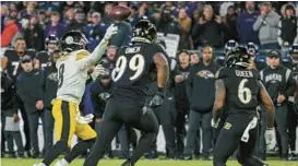  ?? ?? Steelers quarterbac­k Kenny Pickett, left, throws a touchdown pass to running back Najee Harris in the final minute.