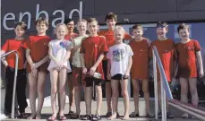  ?? FOTO: ILKA DIENER ?? Mit Trainerin Monique Haller (Vierte von links) waren die Schwimmtal­ente der TG Tuttlingen beim Prüfungsau­sschuss in Mengen. Die Leistungen der Kinder waren zufriedens­tellend, auch wenn es nur zu einem Sieg von Benjamin Rüdiger reichte.