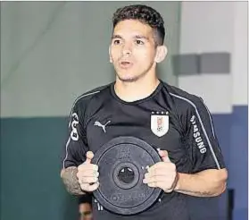  ??  ?? ¿Entrará? Federico Valverde le está entregando a Giorgian De Arrascaeta el chaleco en el entrenamie­nto de ayer por la mañana. El nacido en Nuevo Berlín podría entrar en la oncena. En cambio, Torreira con las pesas en el gimnasio.