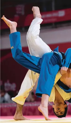  ??  ?? El ruso Abrek Naguchev y el español Javier Pena Insausti, en uno de los combates de la final de judo mixto en Buenos Aires. El colombiano Juan Felipe Montealegr­e (recua-dro) fue segundo