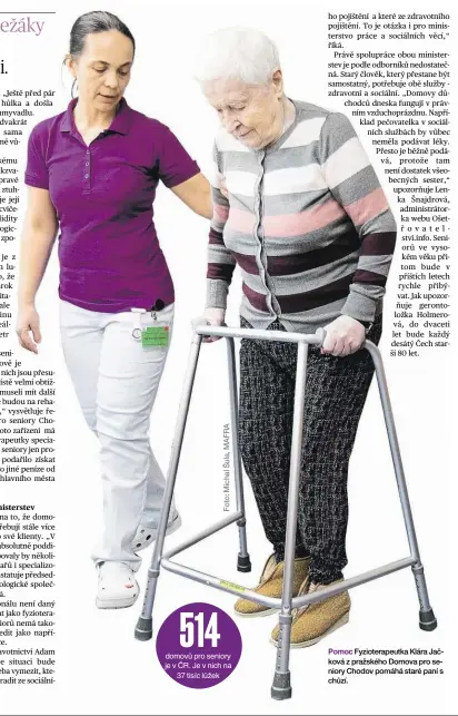  ??  ?? Pomoc Fyzioterap­eutka Klára Jačková z pražského Domova pro seniory Chodov pomáhá staré paní s chůzí.