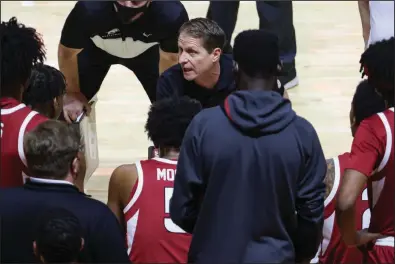  ?? (AP/USA Today/Randy Sartin) ?? Arkansas Coach Eric Musselman talks with his team during a timeout in the Razorbacks’ loss to No. 9 Tennessee on Wednesday night in Knoxville, Tenn. Musselman called tonight’s game in Fayettevil­le against Georgia “very important.”