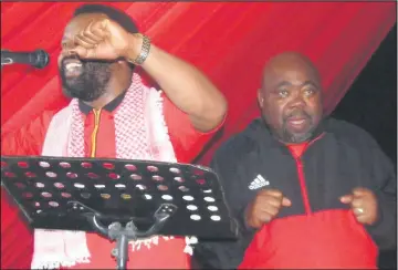  ?? ISITHOMBE NGU: ANDILE MOSHOESHOE ?? UNOBHALA weSACP eMzimkhulu, uMnu Nhlanhla Zungu, nesekelasi­hlalo le-SACP kuzwelonke, uMnu Thulas Nxesi, becula amaculo omzabalazo.