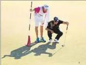  ?? Andrew Redington Getty I mages ?? HENRIK STENSON lines up a putt on the 18th green with his caddie, Gareth Lord, during the f inal round of the U. S. Open at Chambers Bay.