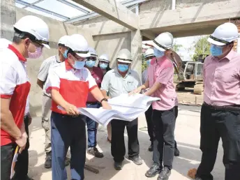  ??  ?? Lee (front, second left) takes a closer look at the building design of the new dialysis centre in Permyjaya.