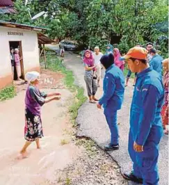  ??  ?? ANGGOTA APM bertanya khabar mangsa banjir di Kampung Pajak, semalam.