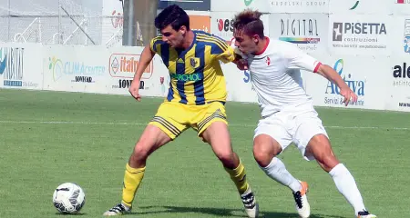  ??  ?? Amichevole Il Trento in azione durante un’amichevole disputata contro il Bari. Domenica al Briamasco arriva la Bustese (Rensi)