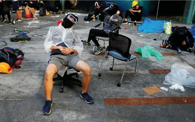  ?? FOTO: THOMAS PETER / REUTERS ?? Protestpau­se: Erschöpfte Demokratie-aktivisten ruhen sich auf dem Campus der Polytechni­schen Universitä­t in Hongkong aus.