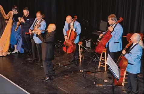  ?? Foto: Regina Langhans ?? Jazz Legende Giora Feidman (Mitte) interpreti­ert mit seiner Klarinette die Songs der Beatles neu. Mit ihm auf der Bühne (von links) das Jerusalem Duo mit Hila Ofek und An dre Tsirlin sowie das Rastrelli Cello Quartett mit Kira Kraftzoff, Mikhail...