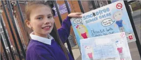  ??  ?? Cllr Graham Gibbens with pupils and staff representi­ng St John’s, Parkside and St Stephen’s School’s who took part in the poster competitio­n urging no smoking at the school gates; Kadie Marsh, nine, who designed the winning poster