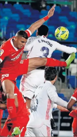  ??  ?? La mano de Militao por la que pitó penalti a favor del Sevilla.