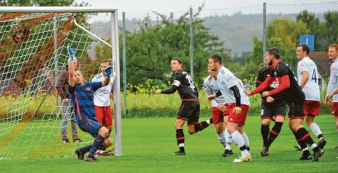  ?? Foto: Karl Aumiller ?? Bachtal-Keeper Maximilian Ackermann (links) war gegen Altenmünst­er nicht zu beneiden. Hier kassiert er das 0:1 durch Sebastian Kaifer (Mitte).