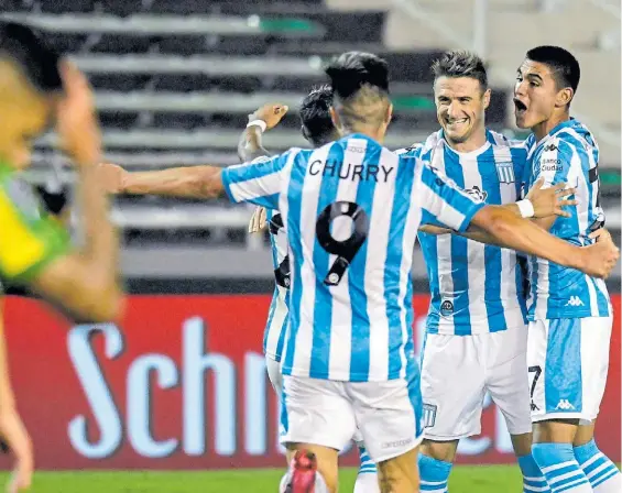  ?? FOTOBAIRES ?? Pillud siempre está. El capitán de Racing apareció por el segundo palo y definió de zurda para el 3-3. Lo festejó con todo Racing.