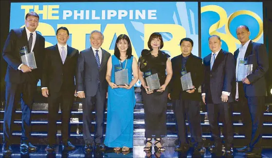  ??  ?? Philippine STAR pioneers (from left) account supervisor Mike Maneze, editor-in-chief Ana Marie Pamintuan, lifestyle editor Millet Mananquil, sports editor Lito Tacujan and editorial layout artist Ed Amoroso receive their trophies for 30 years of...