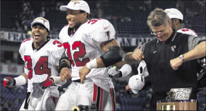  ?? AJC FILE ?? Falcons coach Dan Reeves does the dirty bird with running back Jamal Anderson (32) and cornerback Ray Buchanan after winning the NFC title game in 1999.