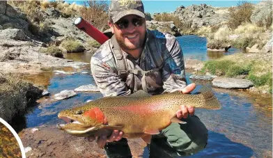  ??  ?? Alberto con una hermosa trucha arcoiris macho, segundos antes de liberarla. Su peso fue de 3,98 kilos, luego de descontar la red.