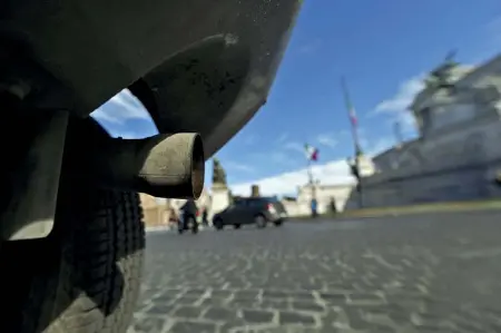  ??  ?? Piazza Venezia
In primo piano il tubo di scappament­o di un’auto diesel nel cuore della Capitale