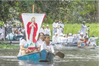  ?? REUTERS ?? Peregrinac­ión católica anual de Nuestra Señora de la Concepción a lo largo del río Caraparu en Santa Izabel do Pará, en la selva amazónica de Brasil/