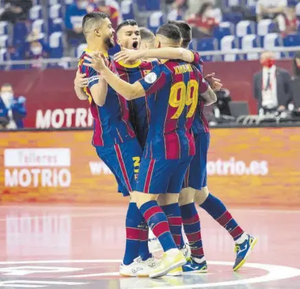  ?? FC BARCELONA ?? Los jugadores del Barça festejaron un trabajado triunfo contra el equipo murciano, decidido en la tanda de penaltis
//