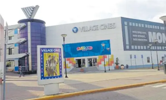  ??  ?? Pilar. El emblemátic­o cine Village, en en shopping Las Palmas, fue uno de los primeros de toda la región. Todavía no tienen fecha de apertura fija.