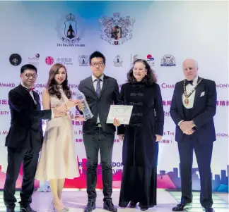  ?? Photo: Chinese Daily ?? Michael Honglian Yang, the editor-in-chief (third from left) of the Chinese Daily, which is printed by the Fiji Sun receives his award.