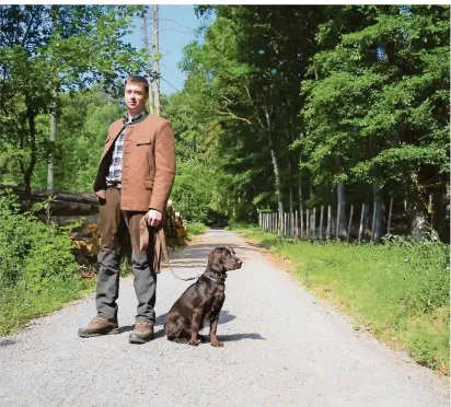  ?? TOM PETERSON
FOTO: ?? Zusammen mit seiner Hündin Rena soll sich Tobias Bräuchler als Völklingen­s neuer Revierjäge­r unter anderem um die Tiere im Wildpark kümmern.