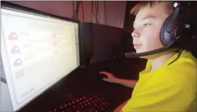  ??  ?? Ved Kautokeino videregåen­de skole har de en egen linje for e-sport. Her ser vi elev Edvin Gaup. (Arkivfoto: Johan Mathis Gaup)