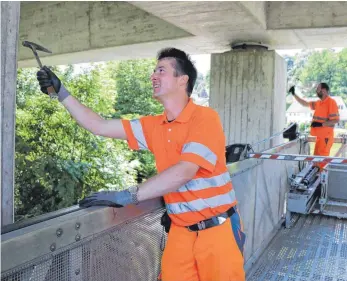  ?? ARCHIVFOTO: TANJA BOSCH ?? Alle sechs Jahre werden die Brücken im Landkreis „handnah“geprüft, so wie auf diesem Foto vom Juli 2017, als die B-312-Brücken zwischen Biberach und dem Jordan-Ei im Fokus standen.