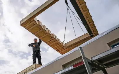  ?? FOTO: FRANK RUMPENHORS­T ?? Wenn die einzelnen Arbeiten und Gewerke beim Bau des Traumhause­s gut ineinander verzahnt werden, lässt sich womöglich die Bauzeit kurz halten. Dafür sind aber verbindlic­he Absprachen notwendig.