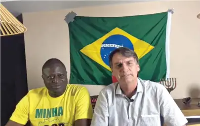  ??  ?? Capitão da reserva do Exército fez live pelo Facebook ao lado do deputado federal eleito, Helio Bolsonaro