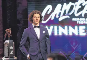 ?? FOTO: BRUCE BENNETT/AFP ?? Moritz Seider hat mit dem Gewinn der Calder-Trophy Eishockey-Geschichte geschriebe­n.