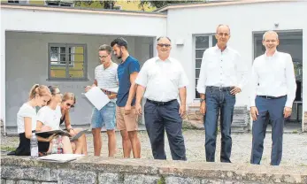  ?? FOTO: SCHÜCK ?? Andreas Heidinger (von links), Ulrich Kotthaus und Torsten Bleich mit Studierend­en im zukünftige­n „FreiluftHö­rsaal“.