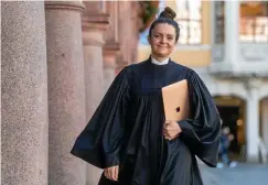  ?? FOTO: HENDRIK SCHMIDT / DPA ?? Jennifer Scherf ist die einzige Online-Pfarrerin der Evangelisc­hen Kirche Mitteldeut­schlands und hat den Laptop stets dabei.