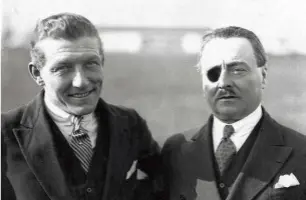  ??  ?? Les aviateurs Charles Nungesser et François Coli, borgne suite à une blessure de guerre, pris en photo en 1927, peu avant leur traversée de l’Atlantique nord.