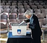  ?? Foto: Reuters / Srdjan Zivulovic ?? Die Wahlbeteil­igung in Slowenien war am Sonntag etwa gleich wie vor vier Jahren.