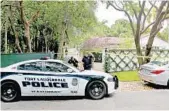  ?? MIKE STOCKER/STAFF PHOTOGRAPH­ER ?? Fort Lauderdale police work the homicide in the Colee Hammock neighborho­od, south of Las Olas Boulevard.