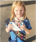  ?? SEANN CHILDS/THE CANADIAN PRESS ?? Nine-year-old Elina Childs sold Girl Guide Cookies outside a cannabis store in Edmonton on Wednesday.