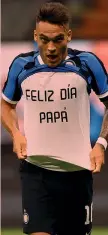  ?? ANSA ?? La dedica speciale
Lautaro Martinez esulta dopo il gol, il numero 17 della sua stagione: in Argentina ieri era la festa del papà e il Toro ha la dedica pronta