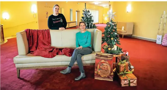  ?? FOTO: HANSJÜRGEN BAUER ?? Dina Wälter und Anna-Mareike Vohn befüllen den virtuellen Adventskal­ender der Jungen Oper.