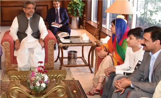  ?? FOTO: EPA ?? Pakistans premiärmin­ister Shahid Khaqan Abbasi (t.v.) tillsamman­s med fredsprist­agaren Malala Yousafzai (i mitten) under ett möte i Islamabad i går.