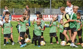  ??  ?? Freude am Fußball: Die Bambini Mannschaft des SV Karlshuld.