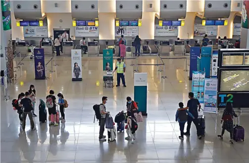  ?? DIPTA WAHYU/JAWA POS ?? LENGANG: Calon penumpang berada di Terminal 2 Bandara Internasio­nal Juanda. Penurunan jumlah penumpang terjadi pada penerbanga­n internasio­nal.