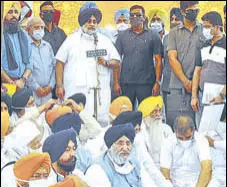  ?? RAVI KUMAR/HT ?? Shiromani Akali Dal chief Sukhbir Singh Badal and others holding a protest outside the residence of Punjab health minister Balbir Singh Sidhu in Mohali on Monday.